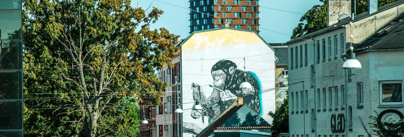 Rentemestervej i Bispebjerg med gavlmaleri, højhus og træer